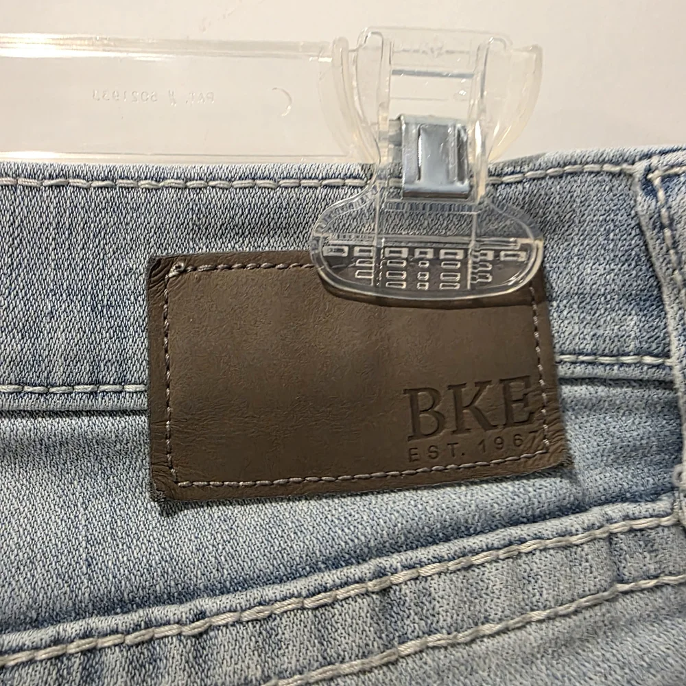 BKE Jake Mens Jeans Buckle 30x32 Light Wash Straight Leg Premium Embroidered